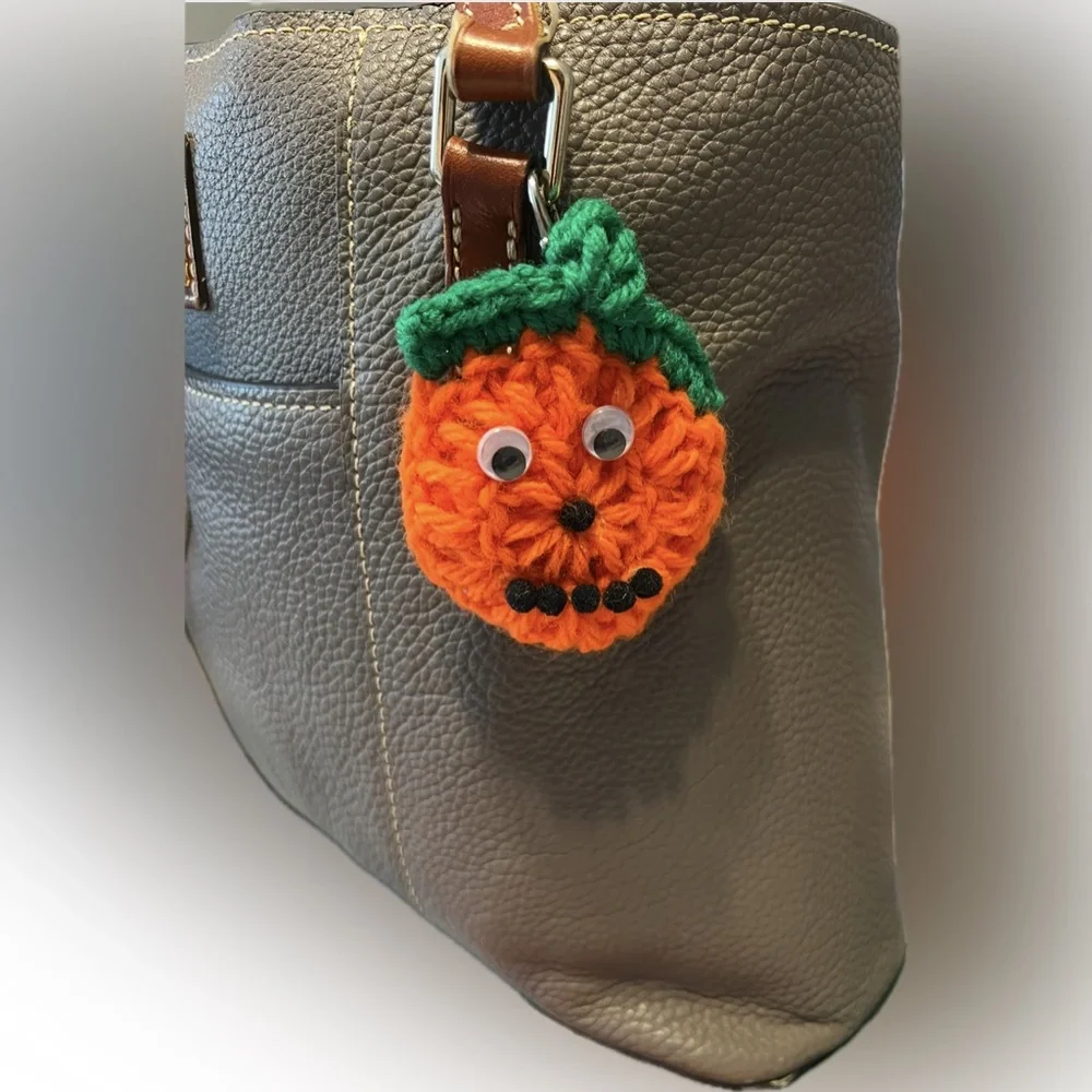 New Halloween Pumpkin Jack-O-Lantern Pin Claw Clasp Bookbag Keychain Charm 10 PC